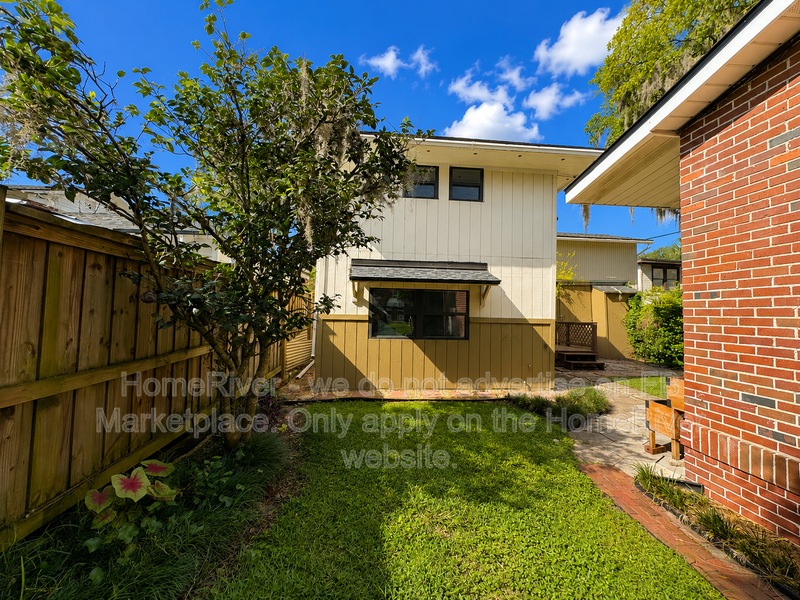 1514 Mcduff Ave S #1 - Photo 4 of 17