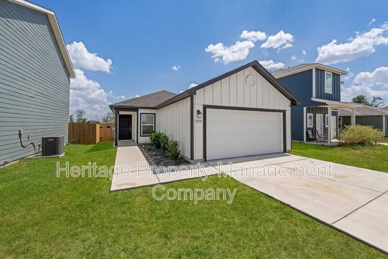 8718 Broad Wing Dr - Photo 2 of 36