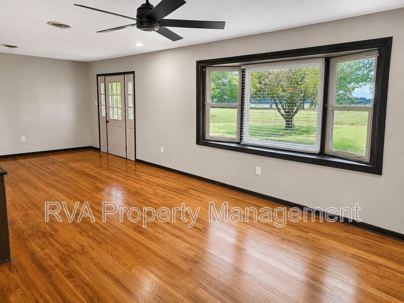4476 Country Walk Ln - Photo 3 of 16
