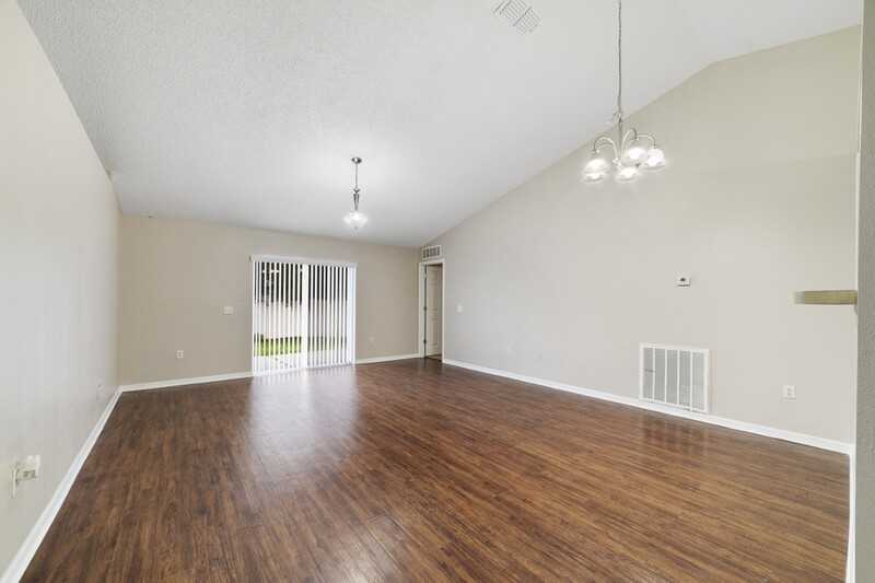 1914 Manatee Ct - Photo 3 of 11