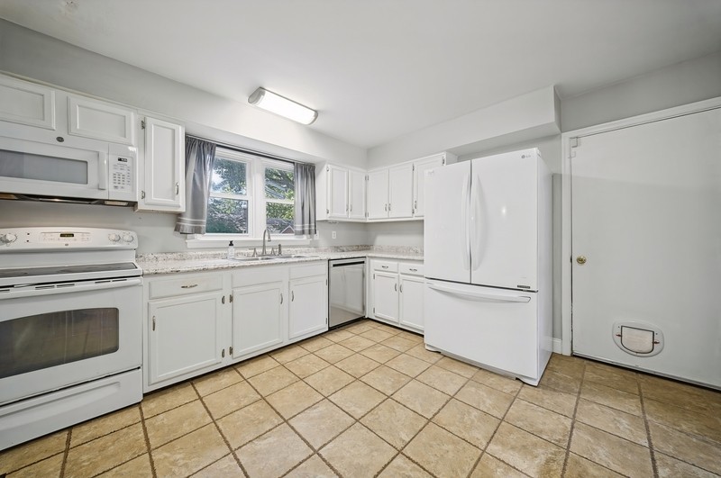 150 Huntington Dr - Photo 2 of 28