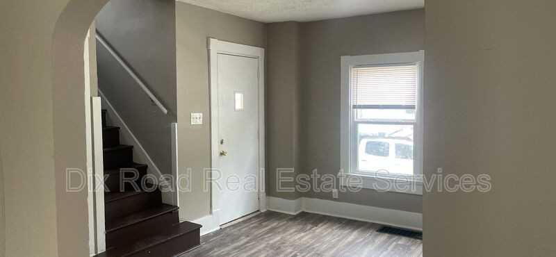 215 S Hedges St - Photo 3 of 13