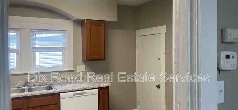 215 S Hedges St - Photo 4 of 13