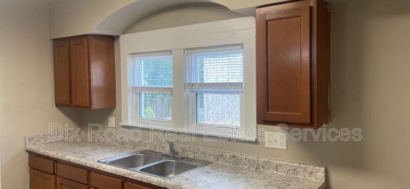 215 S Hedges St - Photo 6 of 13