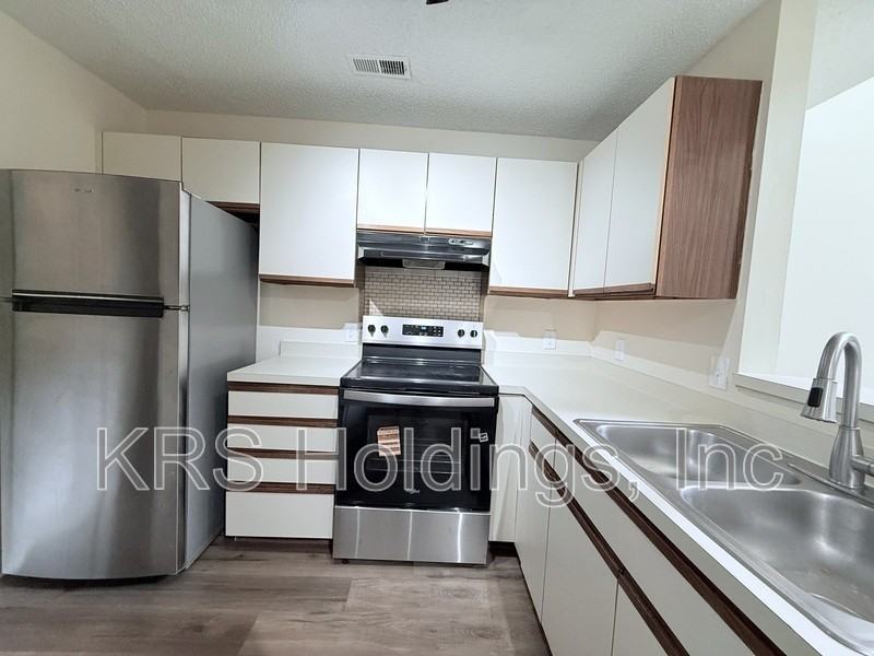 4921 Hollenden Dr #303 - Photo 4 of 6