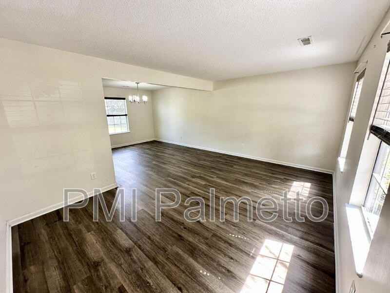 227 Hardwood Dr - Photo 4 of 38