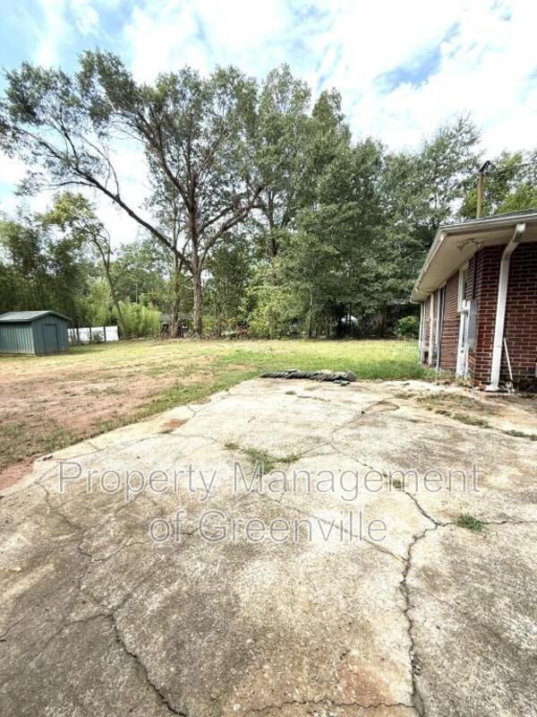205 W Lee Rd - Photo 6 of 23