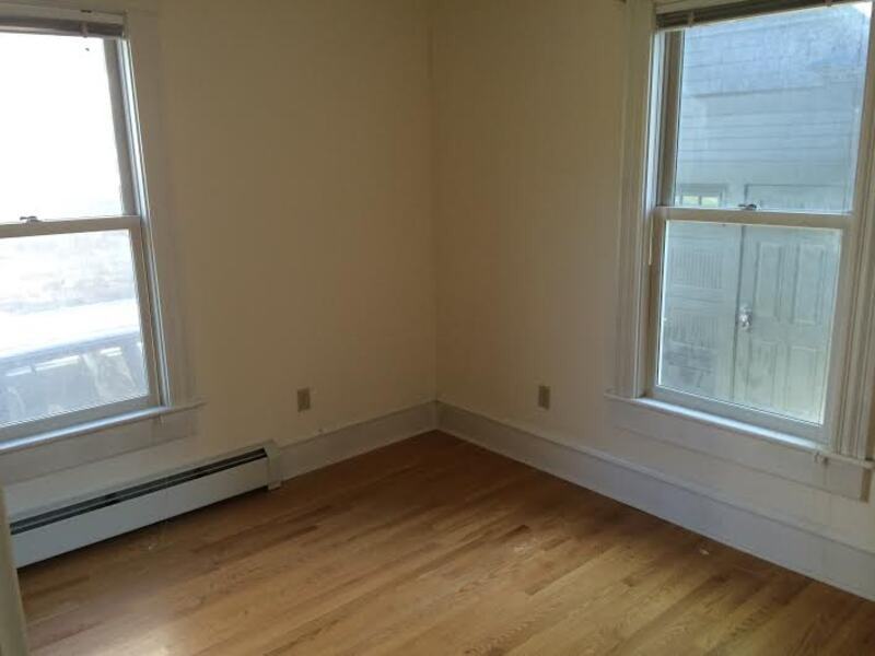 343 College St - Photo 5 of 10