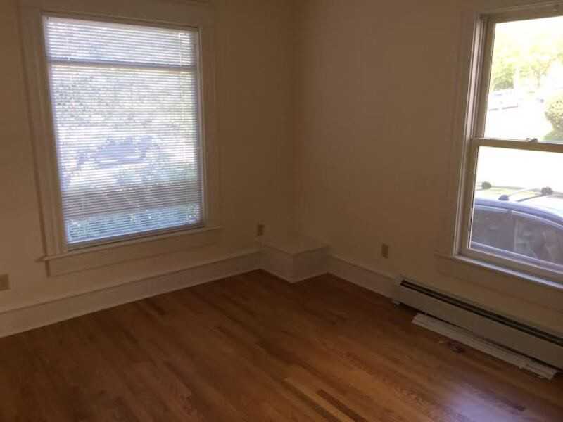 343 College St - Photo 6 of 10