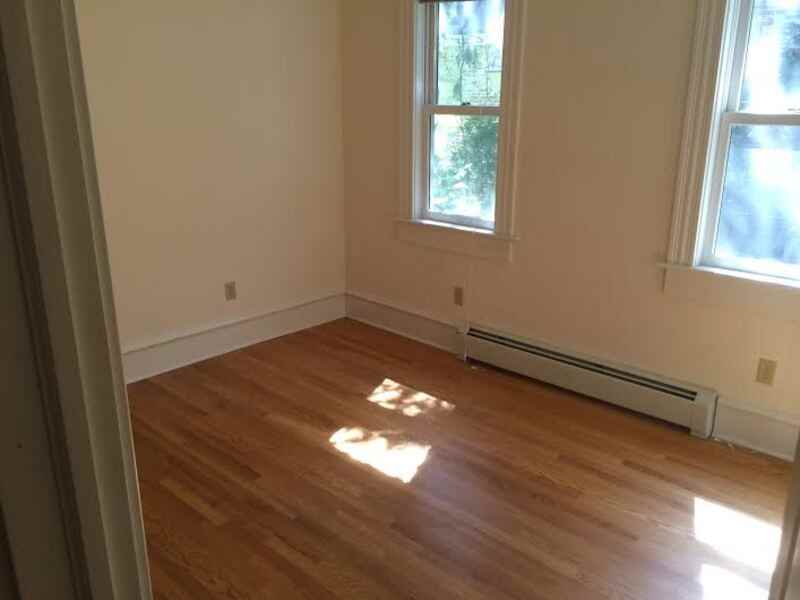 343 College St - Photo 7 of 10
