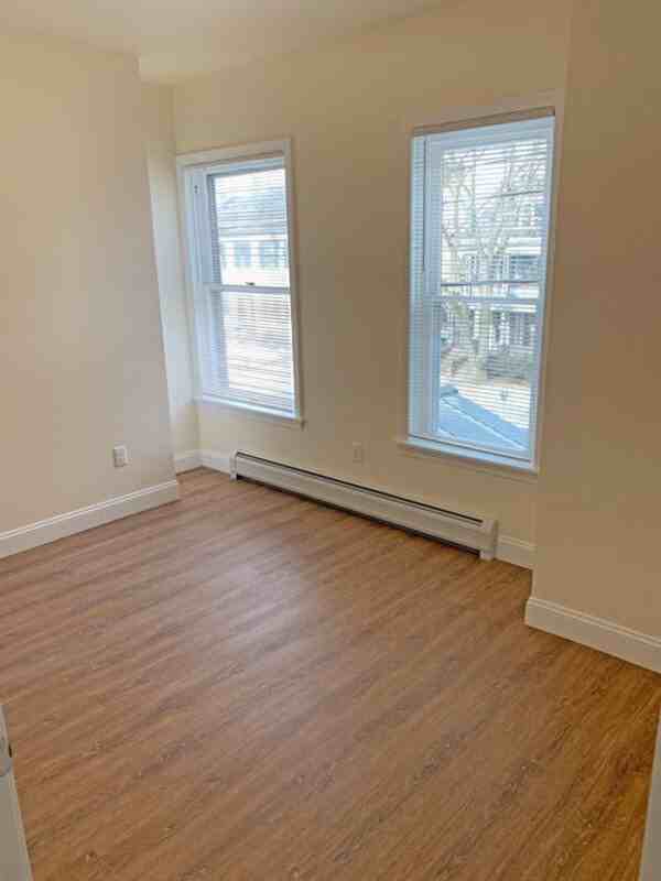 323 Pearl St - Photo 3 of 10