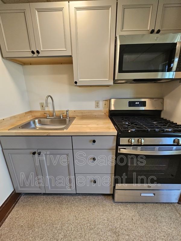 465 Colchester Ave - Photo 3 of 11