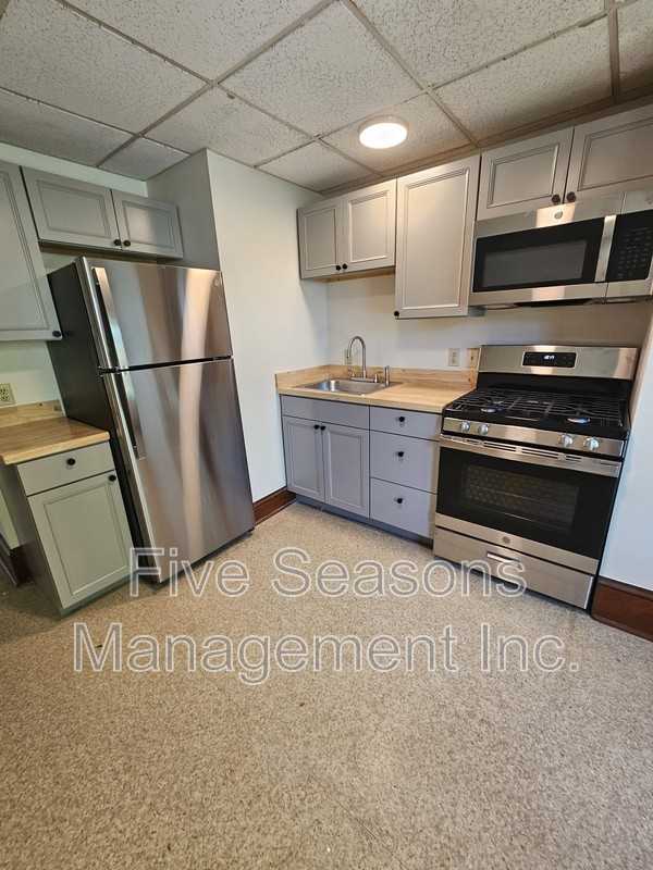 465 Colchester Ave - Photo 4 of 11