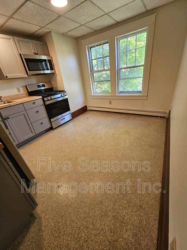 465 Colchester Ave - Photo 5 of 11