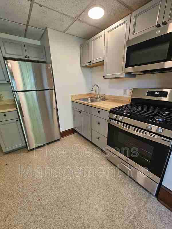 465 Colchester Ave - Photo 6 of 11