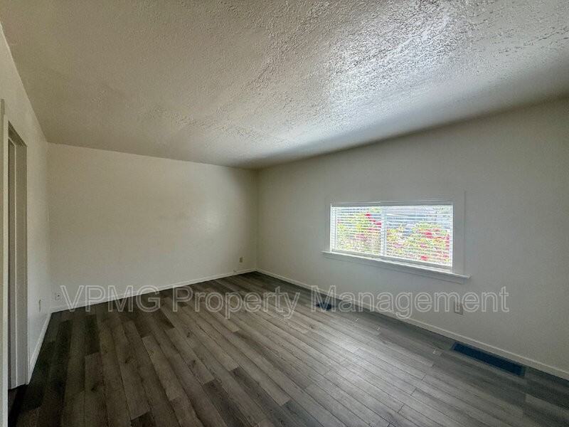 112 W 21st St #2 - Photo 2 of 6