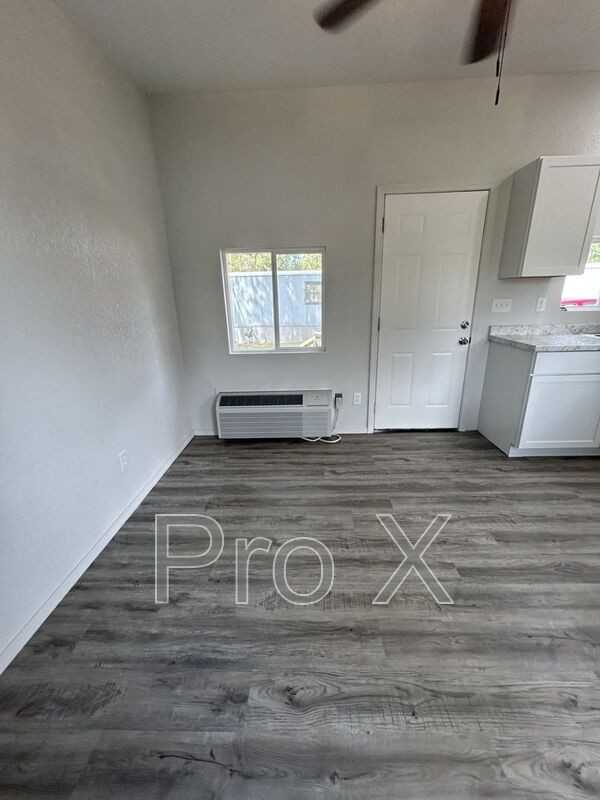 627 W 8th St - Photo 3 of 12