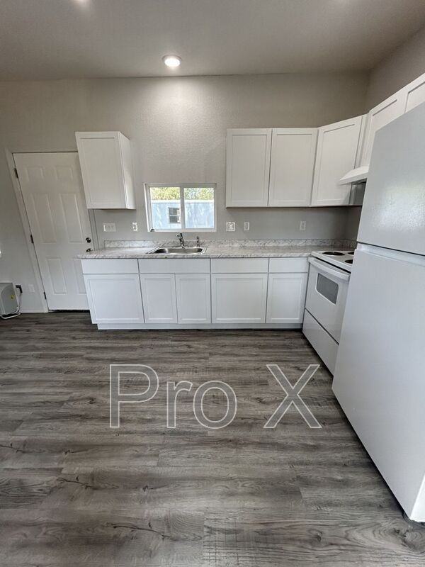 627 W 8th St - Photo 4 of 12
