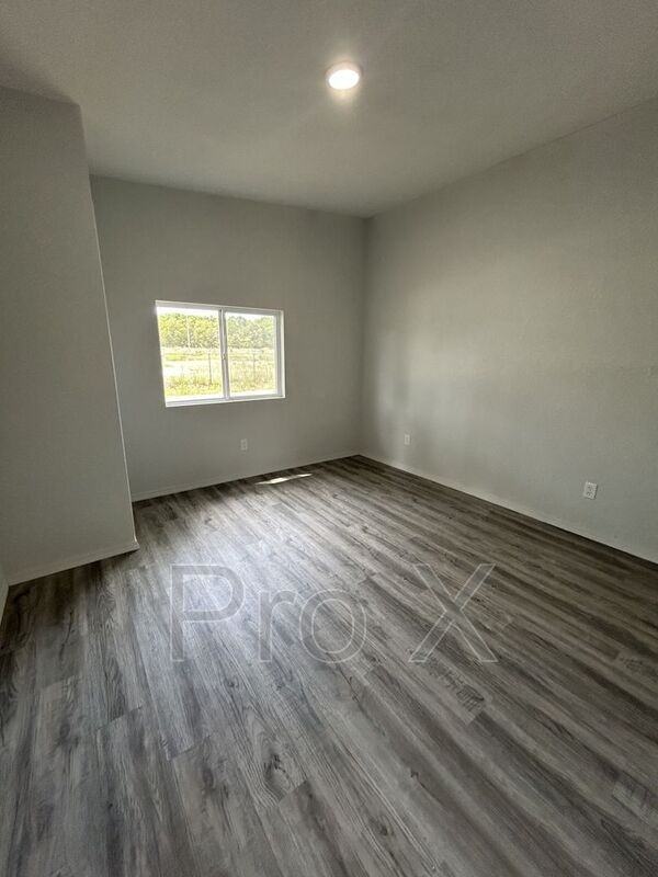 627 W 8th St - Photo 5 of 12