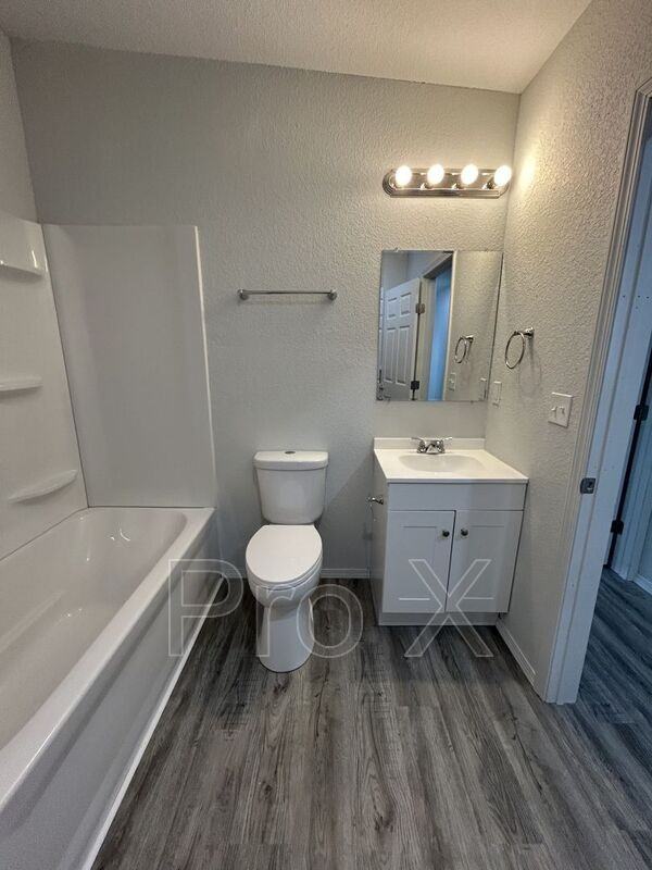 627 W 8th St - Photo 6 of 12