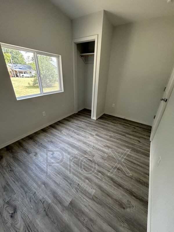 627 W 8th St - Photo 7 of 12