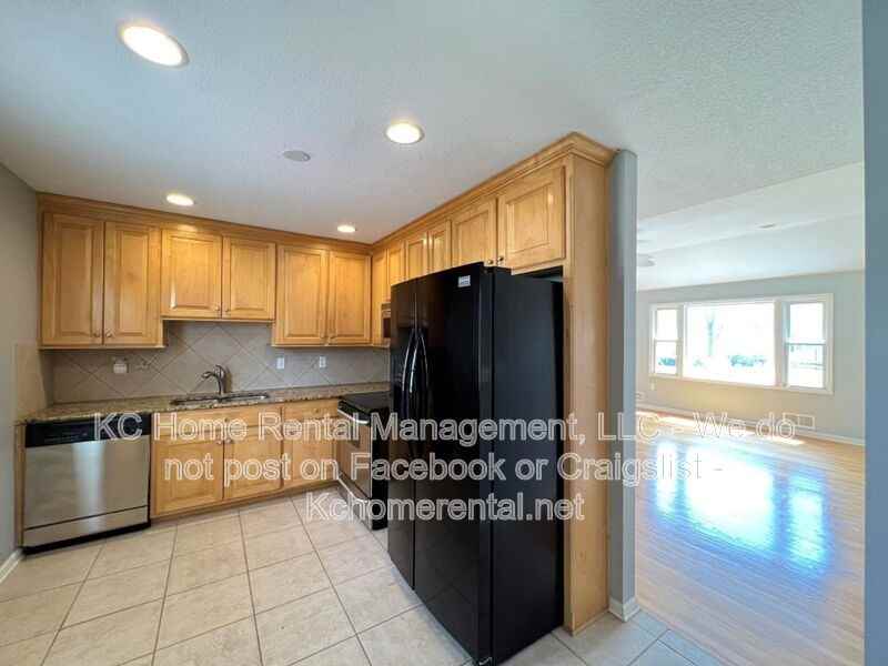 1302 Ne 67th Ter - Photo 4 of 37