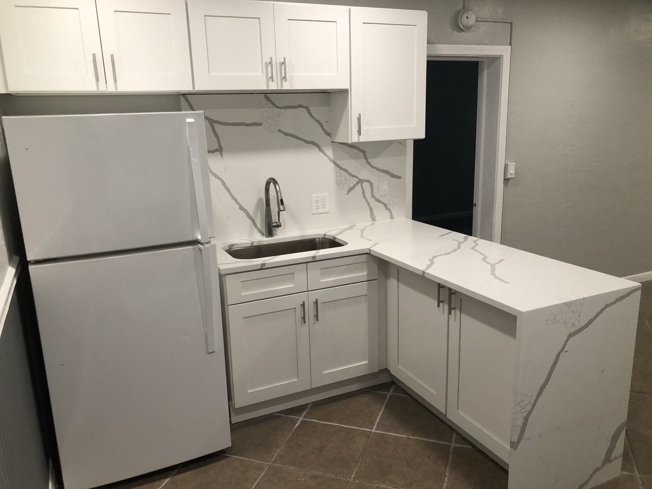 703 South Grandview Avenue - Photo 4 of 4