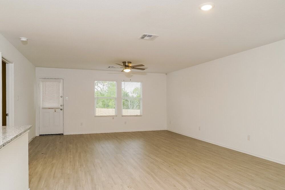 13910 Reservoir Dr - Photo 3 of 16