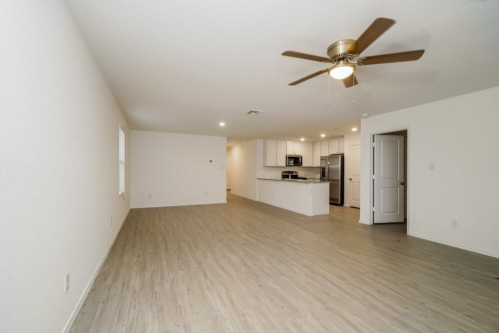 13910 Reservoir Dr - Photo 4 of 16