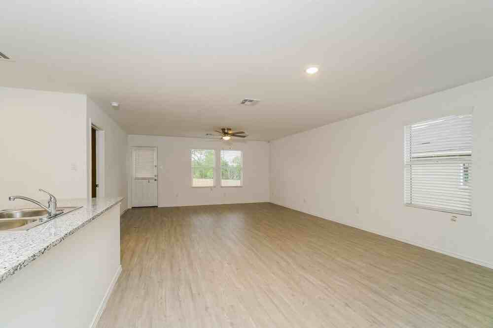 13910 Reservoir Dr - Photo 6 of 16