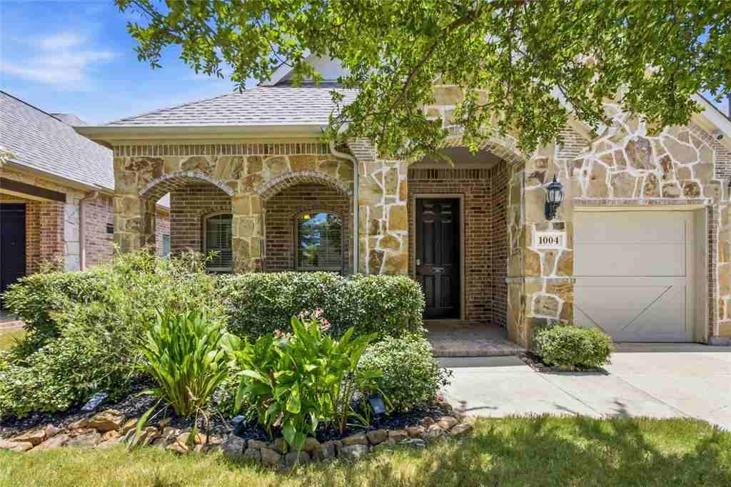 1004 Edgefield Ln - Photo 2 of 39