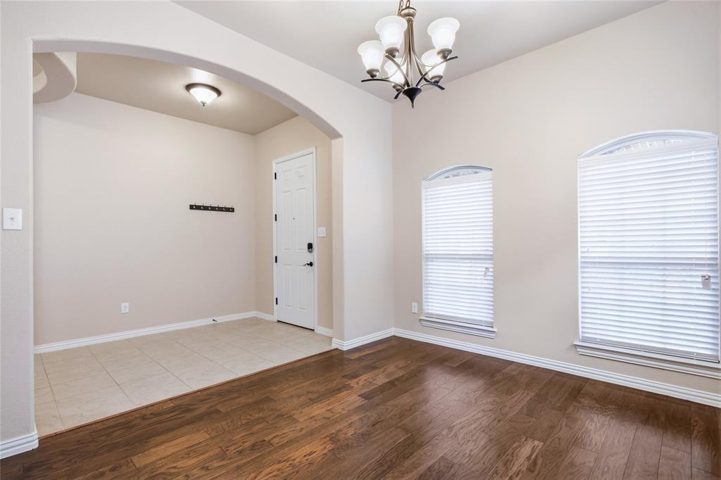 1004 Edgefield Ln - Photo 6 of 39