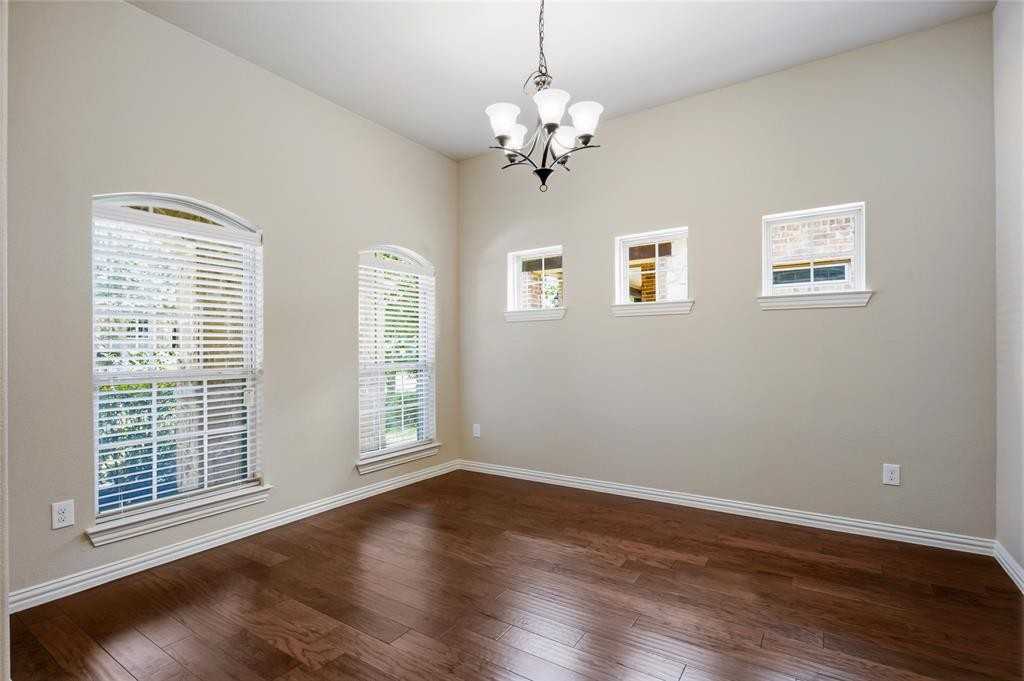 1004 Edgefield Ln - Photo 7 of 39