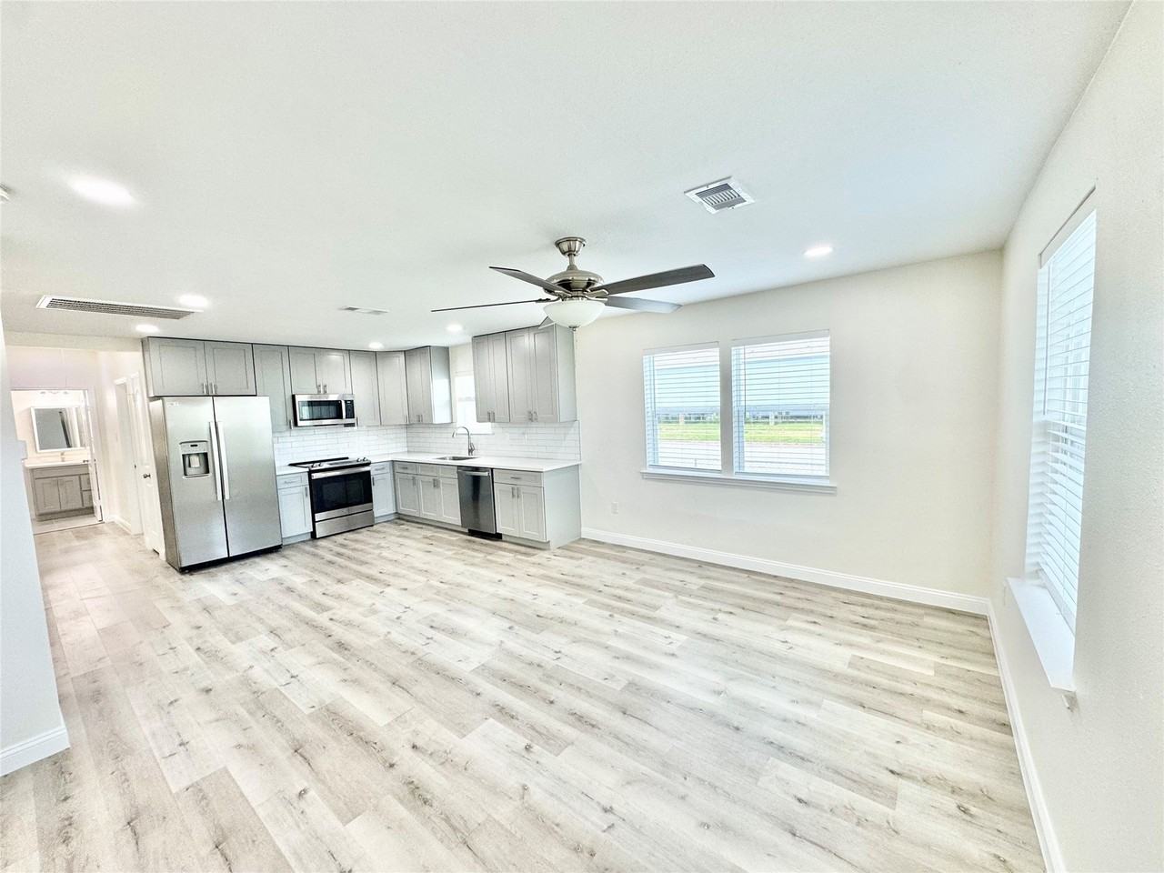 5127 Avenue L - Photo 3 of 31