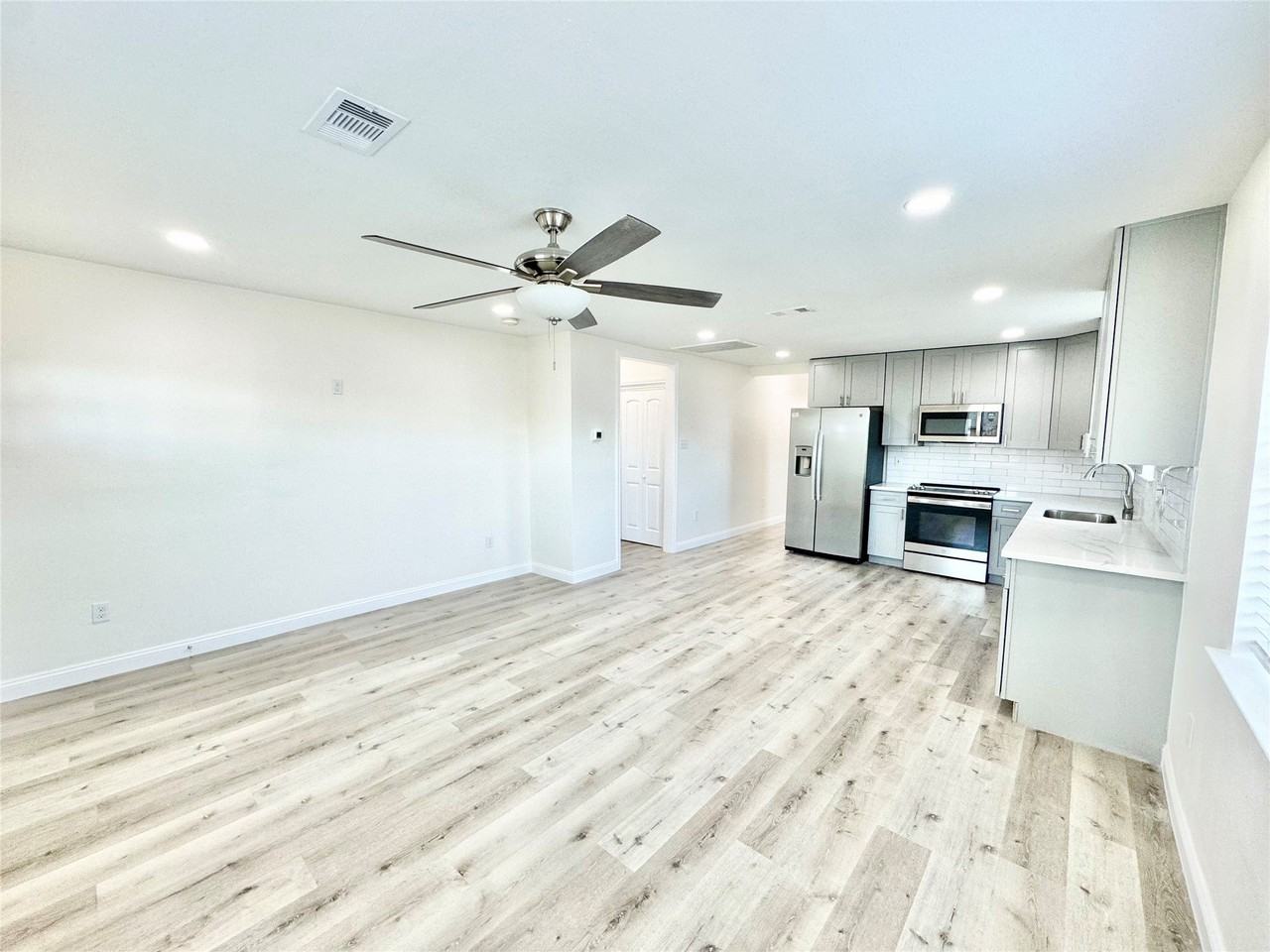 5127 Avenue L - Photo 4 of 31