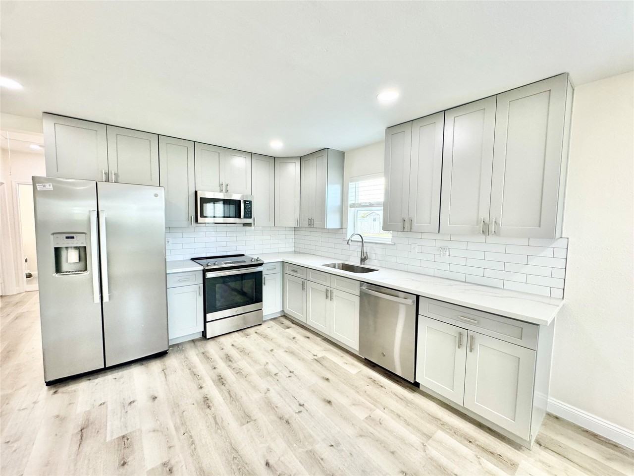 5127 Avenue L - Photo 5 of 31