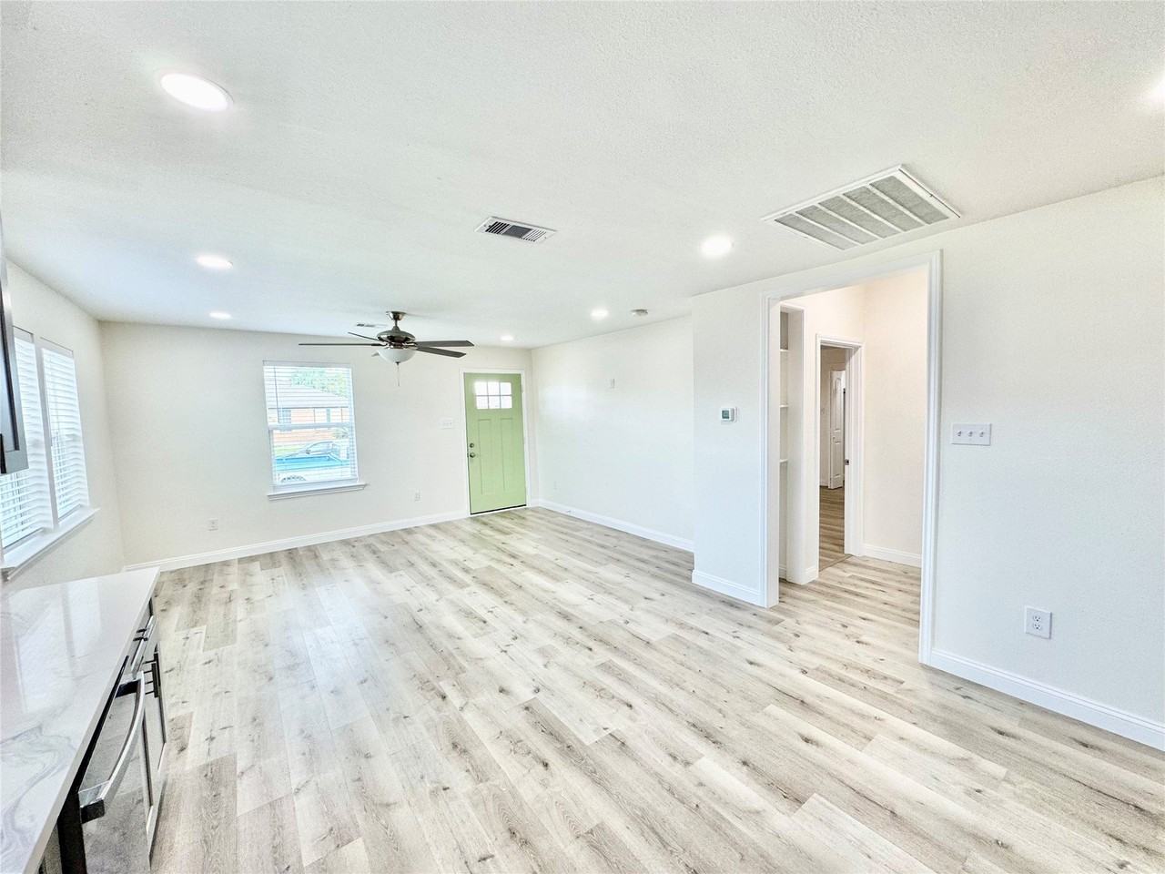 5127 Avenue L - Photo 6 of 31