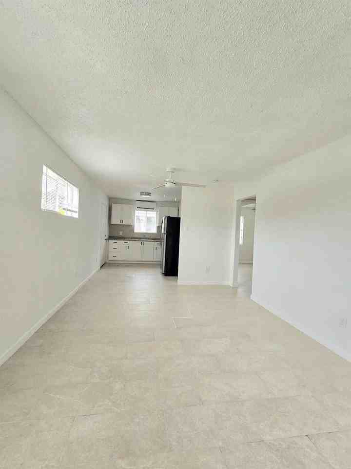 3833 Mount Pleasant St - Photo 5 of 12