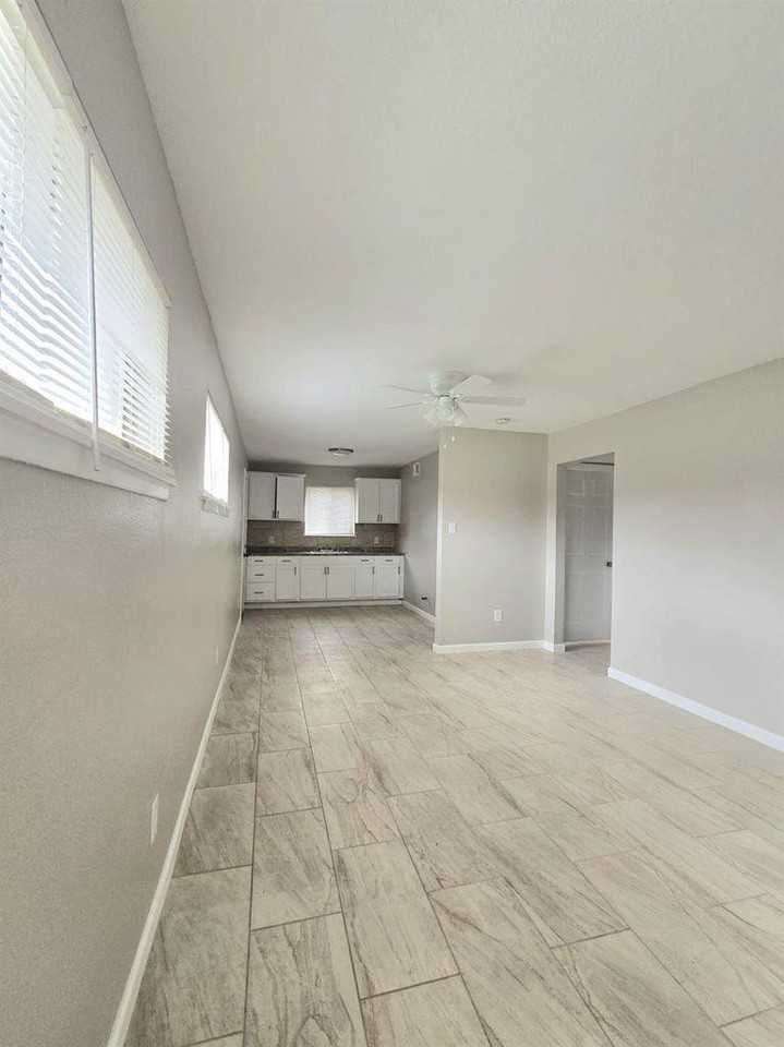 3833 Mount Pleasant St - Photo 6 of 12