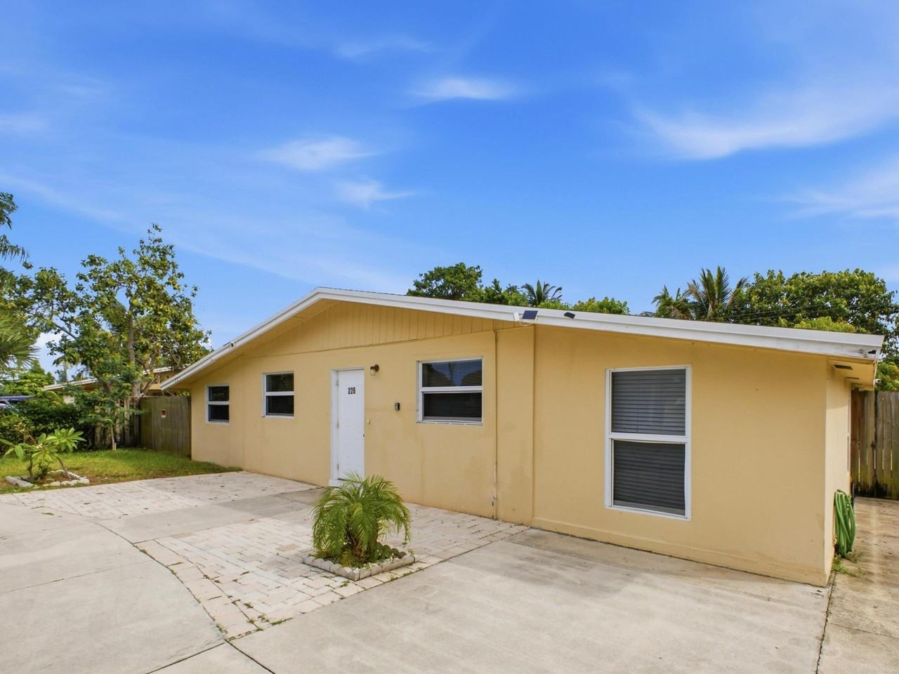 226 E Gateway Blvd - Photo 3 of 31