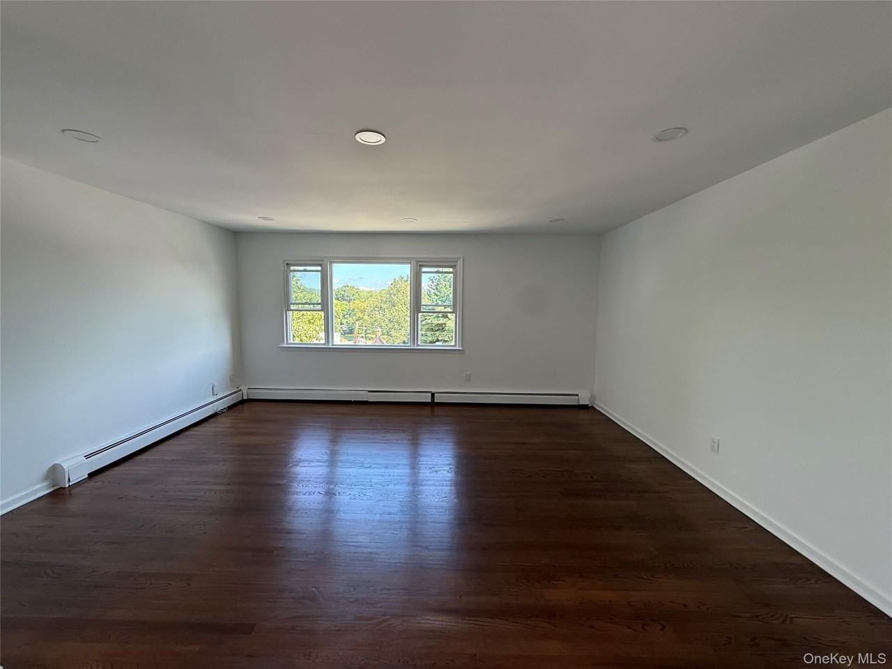 85 Halley St - Photo 3 of 16