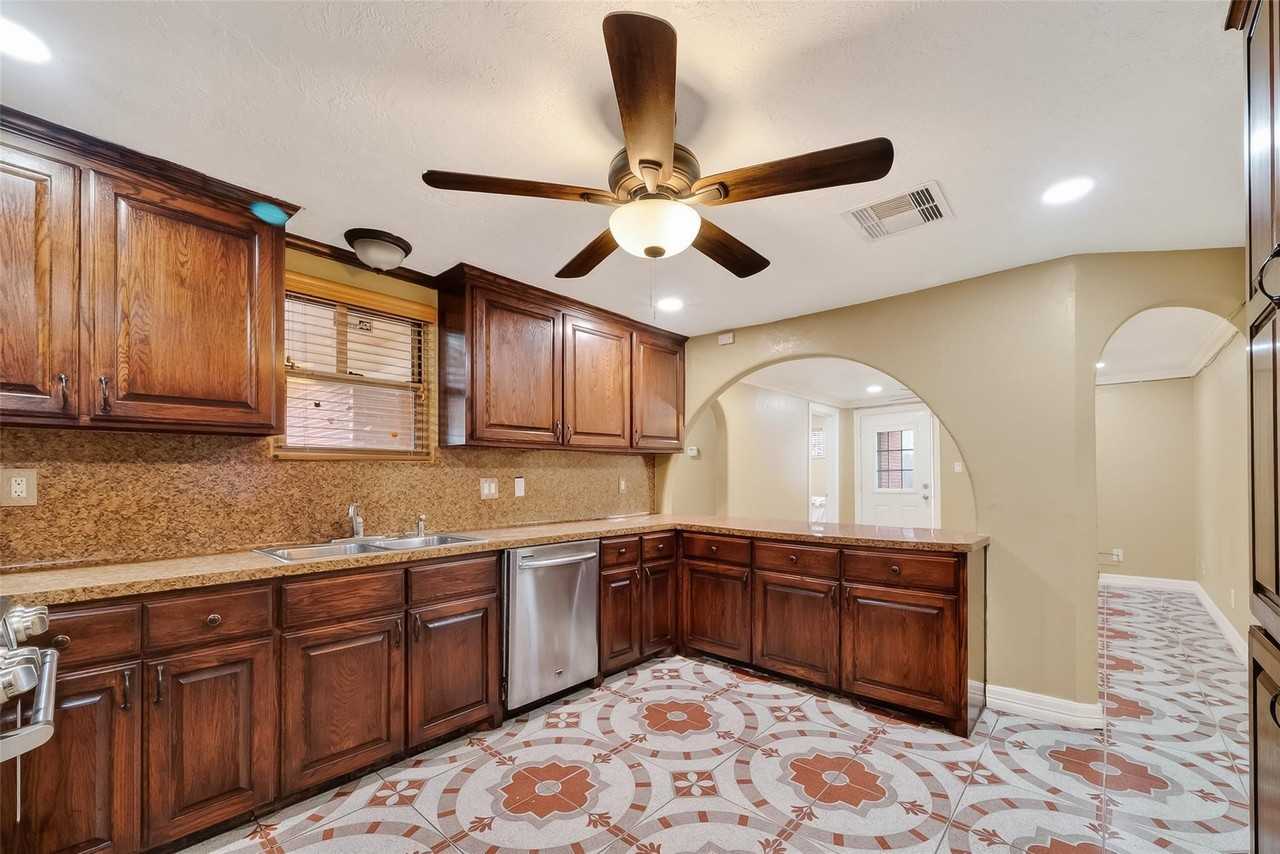 807 #807 Ruth St - Photo 2 of 30