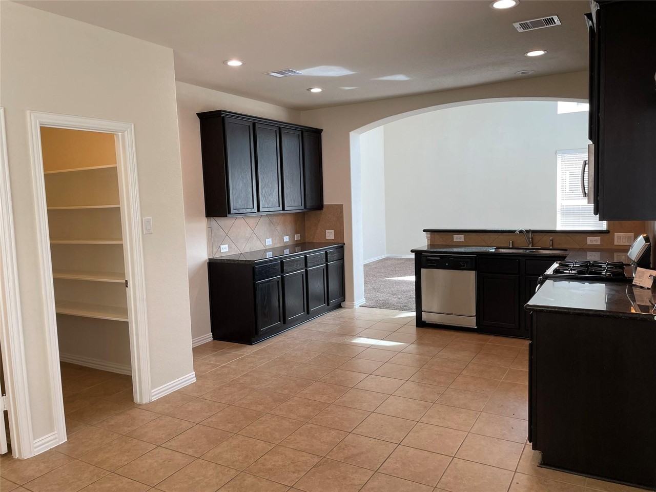 627 Oak Circle Dr E - Photo 5 of 37