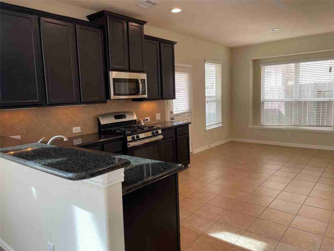 627 Oak Circle Dr E - Photo 6 of 37