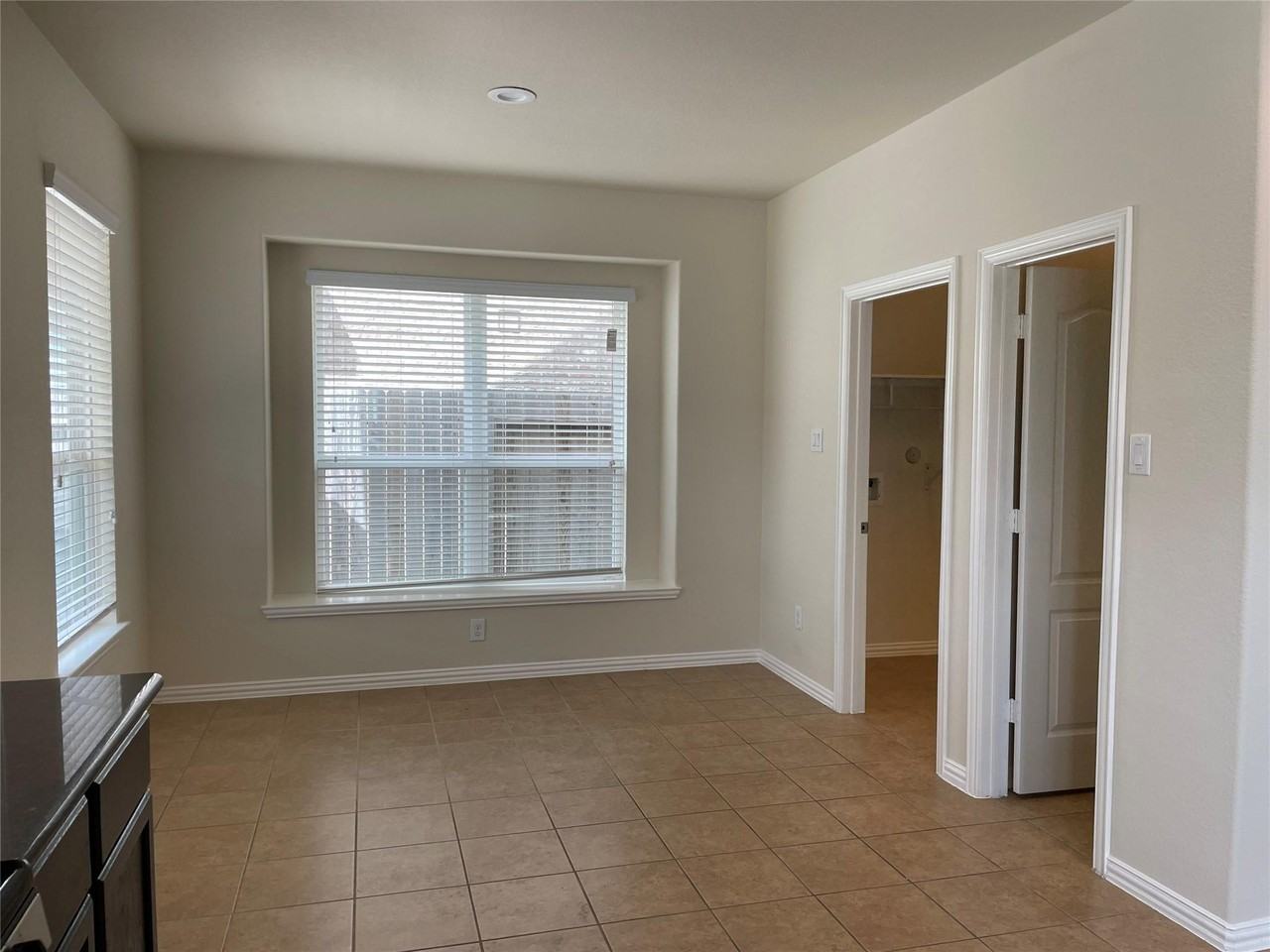 627 Oak Circle Dr E - Photo 7 of 37