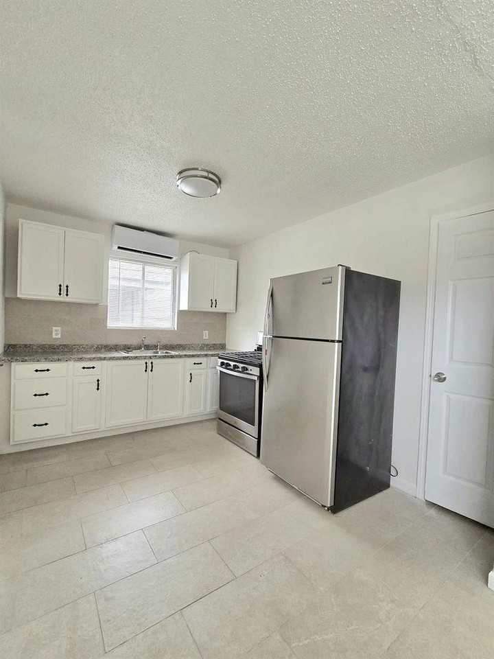 3823 Mount Pleasant St - Photo 3 of 13