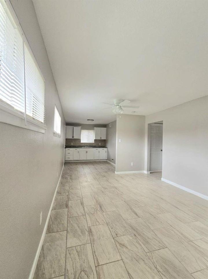 3823 Mount Pleasant St - Photo 4 of 13