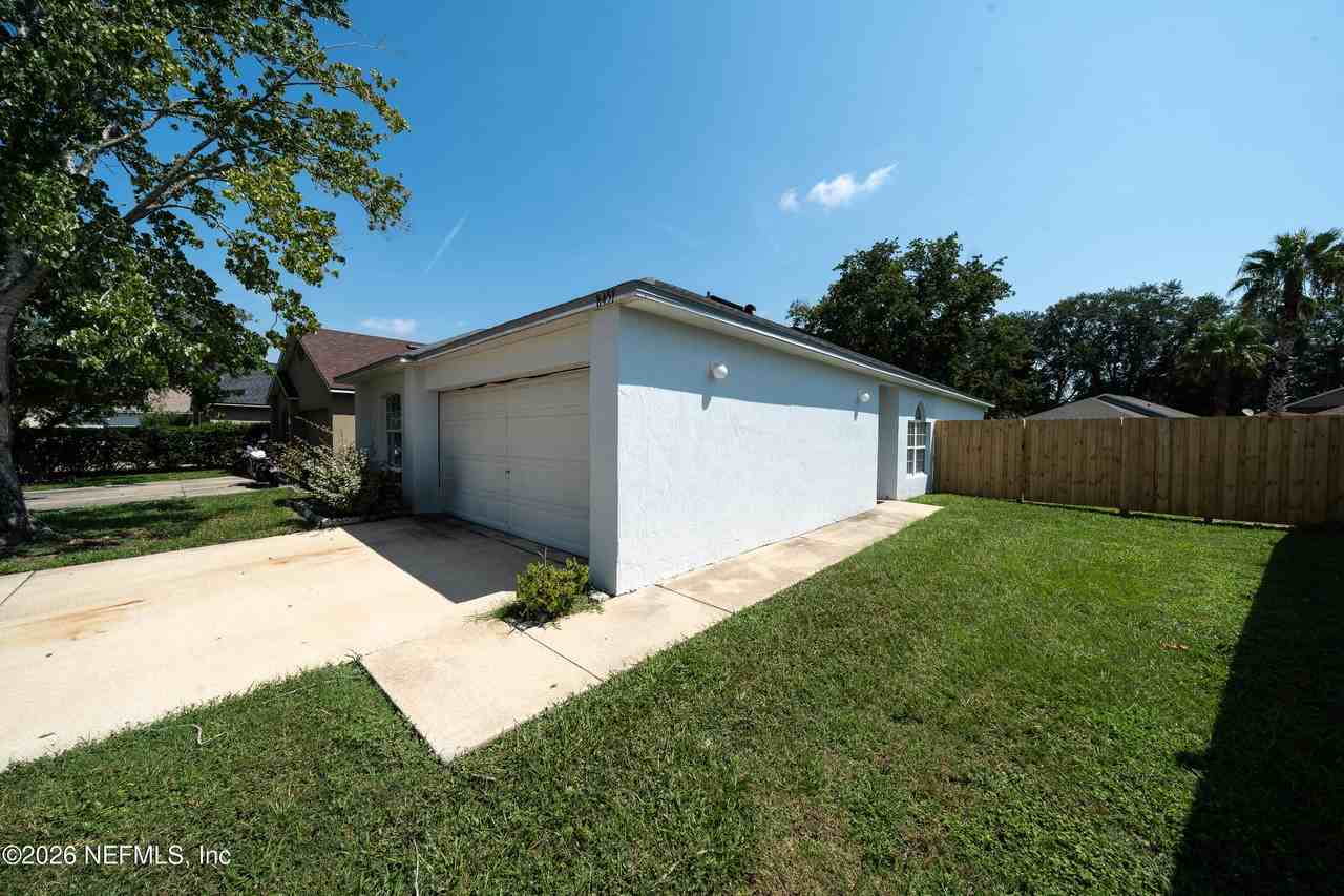 8451 Oak Crossing Dr W - Photo 3 of 32