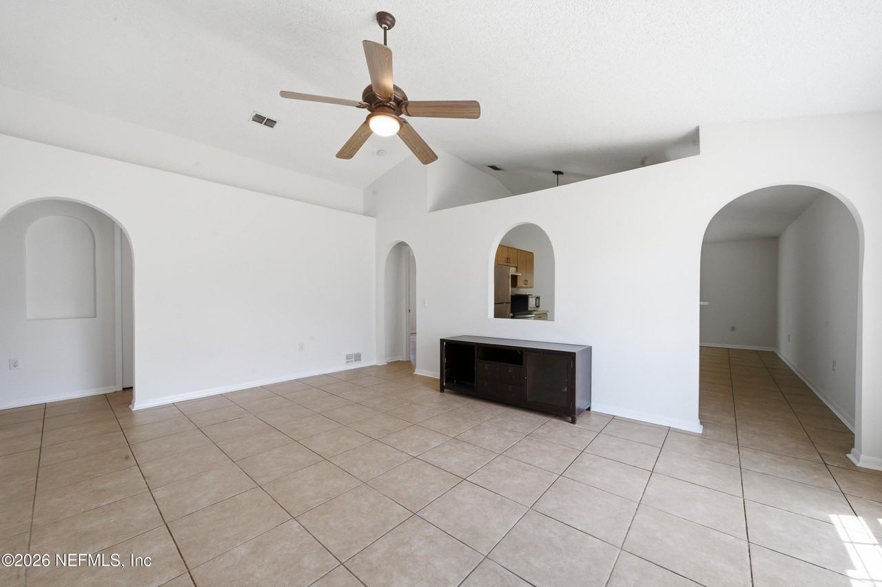 8451 Oak Crossing Dr W - Photo 4 of 32