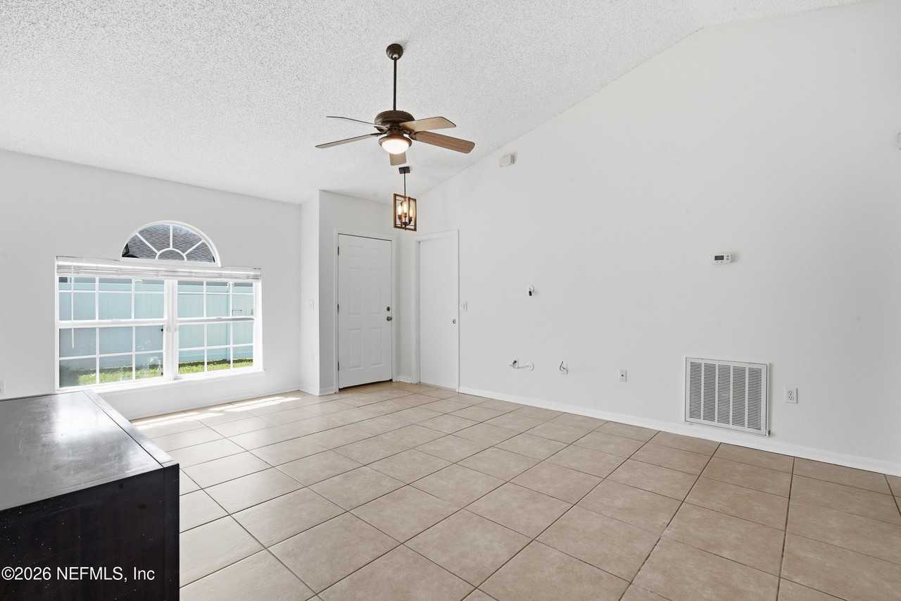 8451 Oak Crossing Dr W - Photo 5 of 32